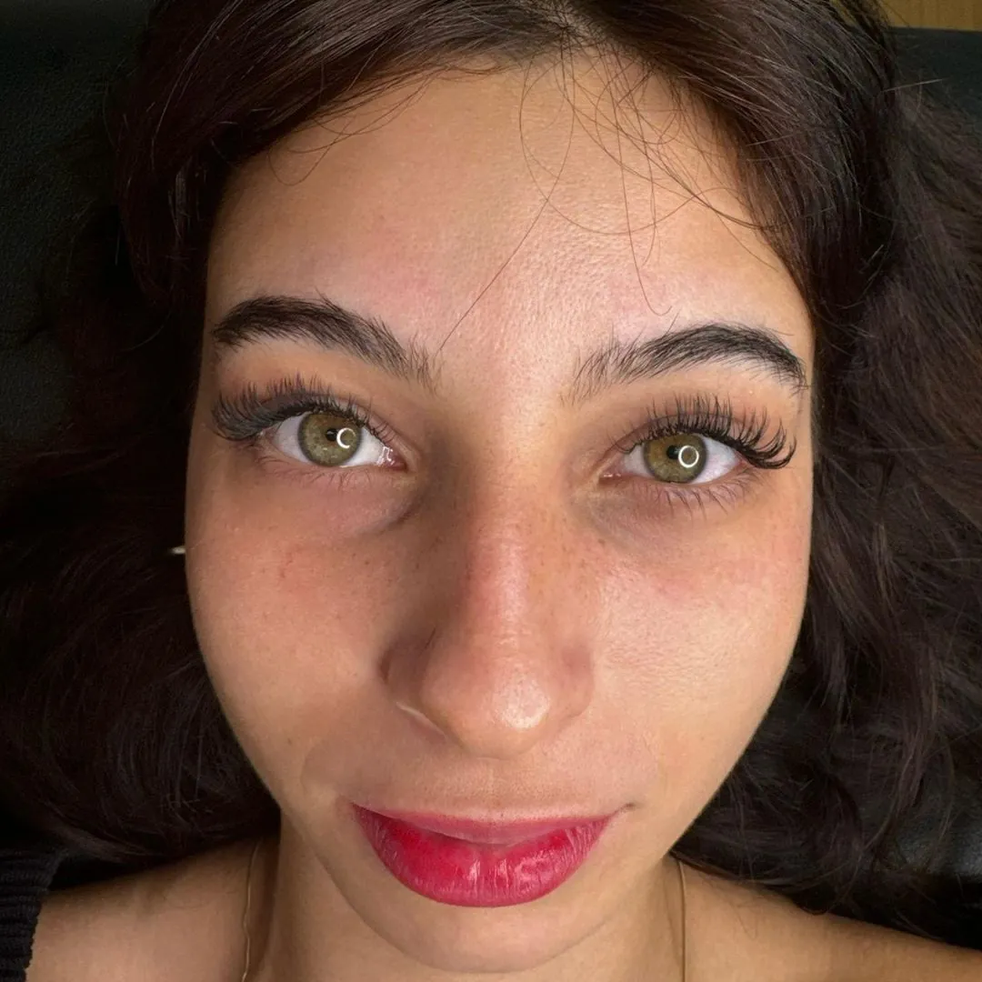 Trabajo de pestañas y cejas en Nava Eyelashes, Lake Nona, Orlando