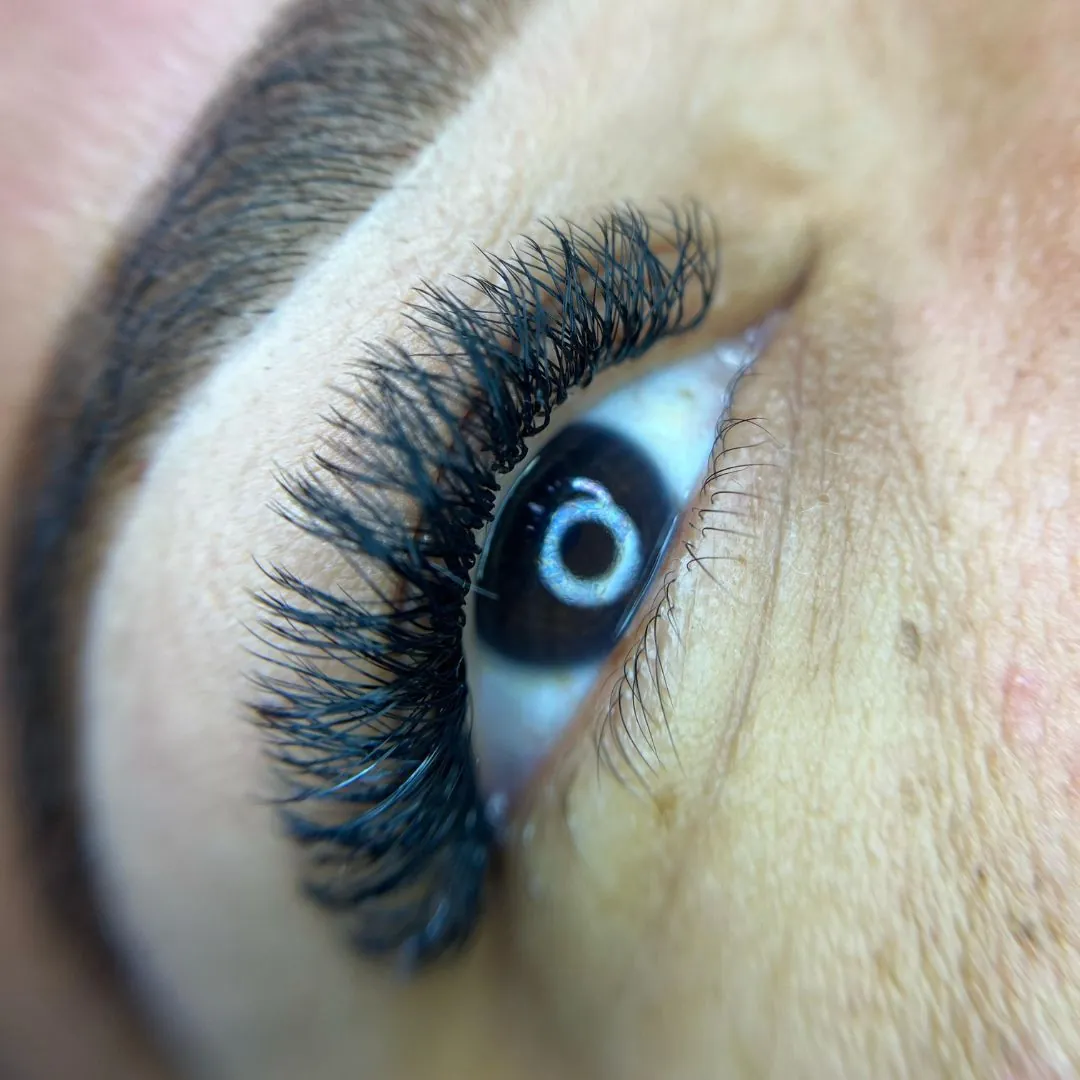 Trabajo de pestañas y cejas en Nava Eyelashes, Lake Nona, Orlando