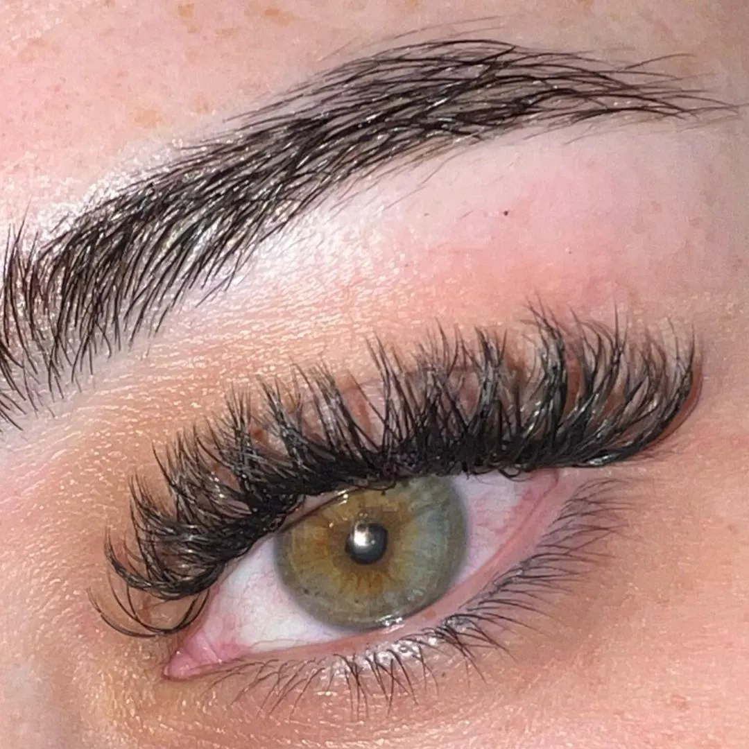 Trabajo de pestañas y cejas en Nava Eyelashes, Lake Nona, Orlando