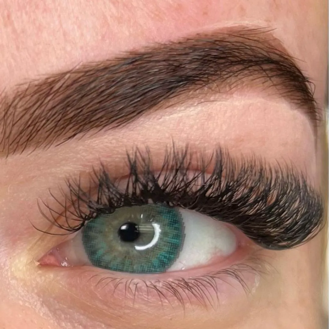 Trabajo de pestañas y cejas en Nava Eyelashes, Lake Nona, Orlando